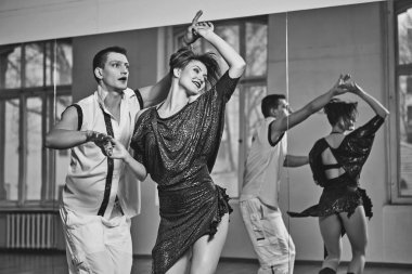 güzel çift dans stüdyosunda Bachata dansı