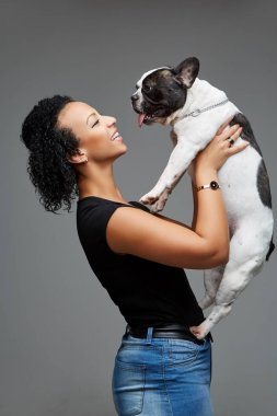 Fransız bulldog köpek olan kadın