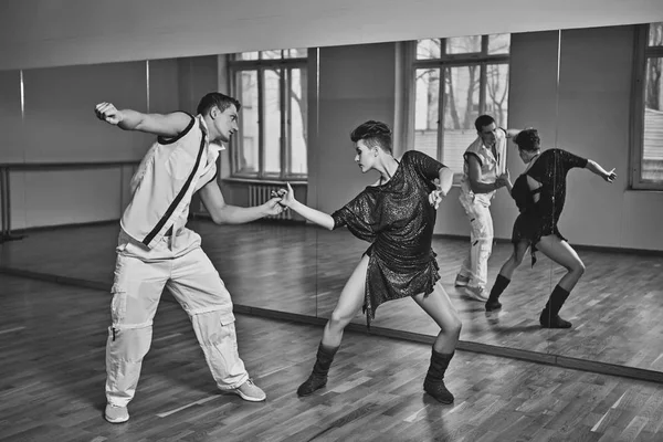 Güzel çift dans stüdyosunda Bachata dansı — Stok fotoğraf