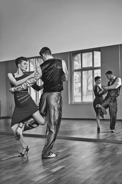 Hermosa pareja bailando tango —  Fotos de Stock