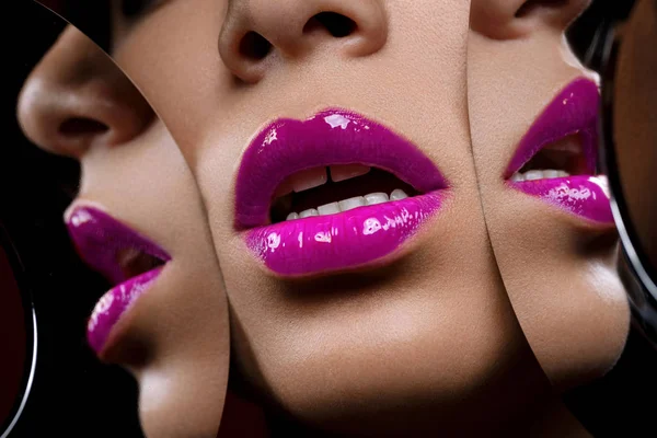 Hermosa mujer labios primer plano con reflejos espejo — Foto de Stock