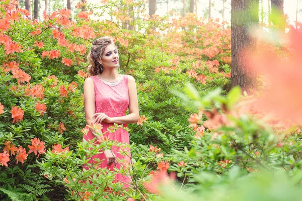 Fille en robe dans le jardin rhododendron — Photo