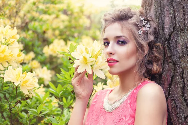 Menina no vestido no jardim de rododendros — Fotografia de Stock