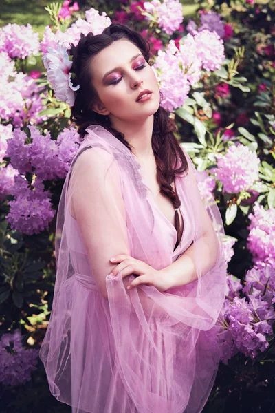 Fille en robe dans le jardin rhododendron — Photo