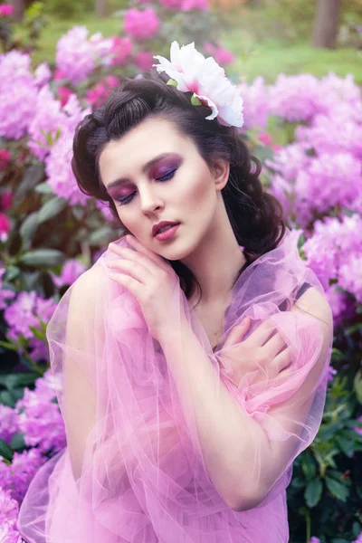 Fille en robe dans le jardin rhododendron — Photo