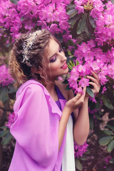 Девушка в платье в саду Рододендрон — стоковое фото