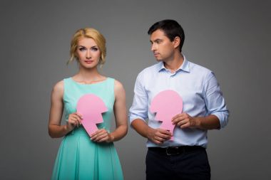 Pembe kırık kalp tutan güzel Çift