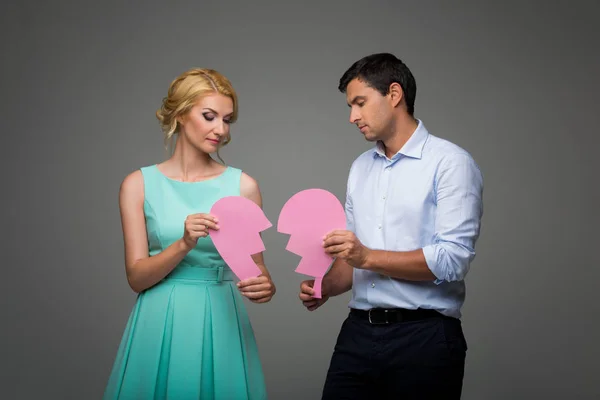 Красива пара тримає рожеве зламане серце — стокове фото