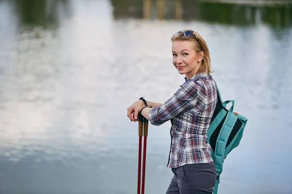 Mladá žena s pols severské chůze — Stock fotografie