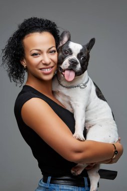 Fransız bulldog köpek olan kadın