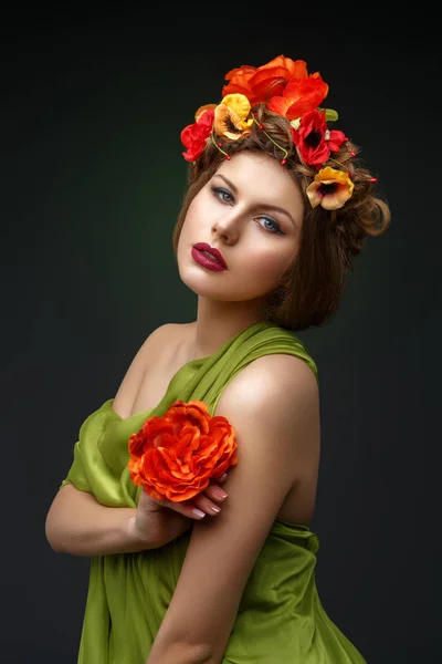 Niña en vestido largo con flores en la cabeza — Foto de Stock