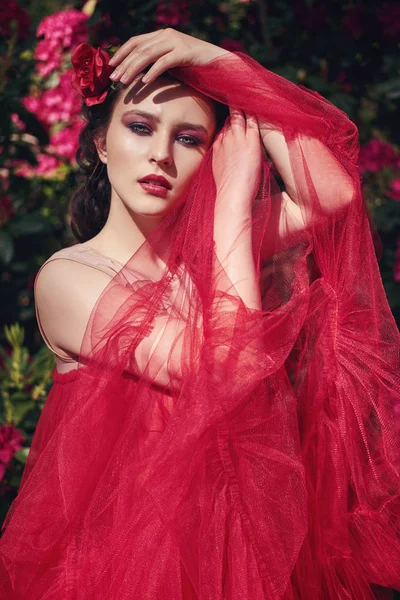 Niña en vestido en el jardín de rododendros — Foto de Stock