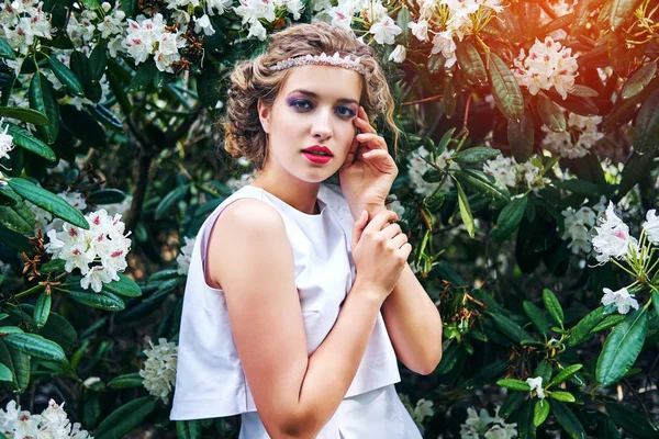 Fille en robe dans le jardin rhododendron — Photo