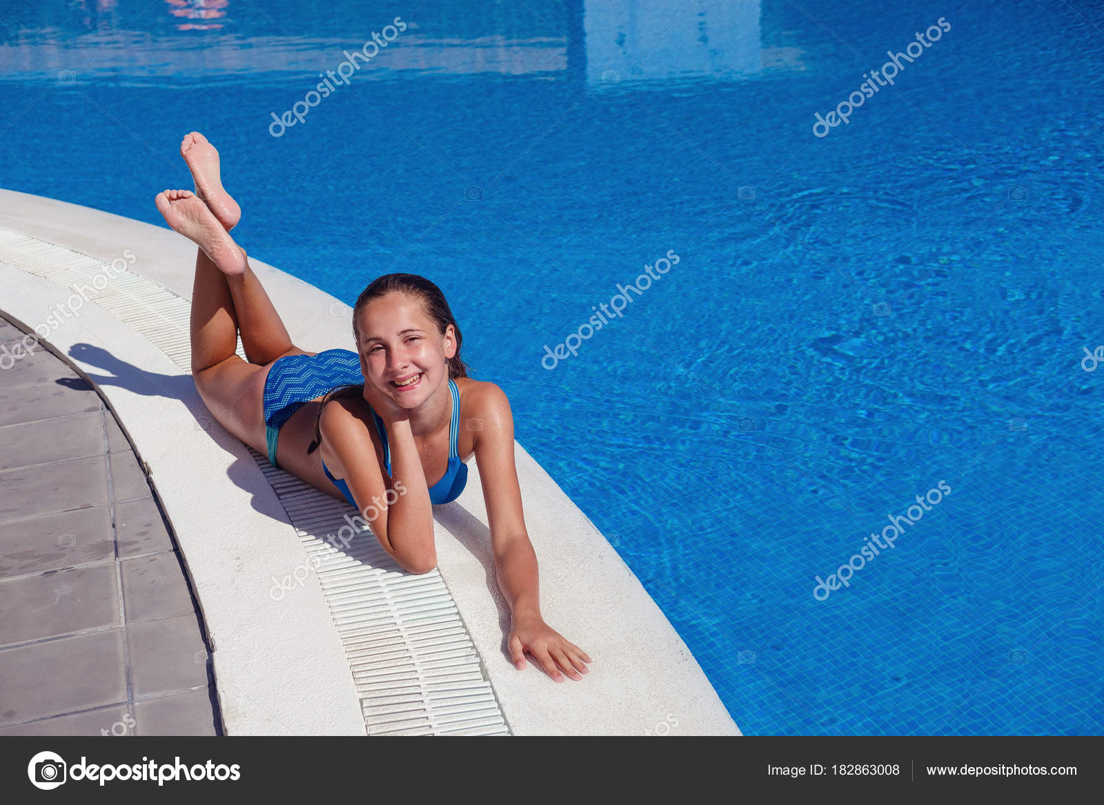 Teen im schwimmbad Teen im schwimmbad