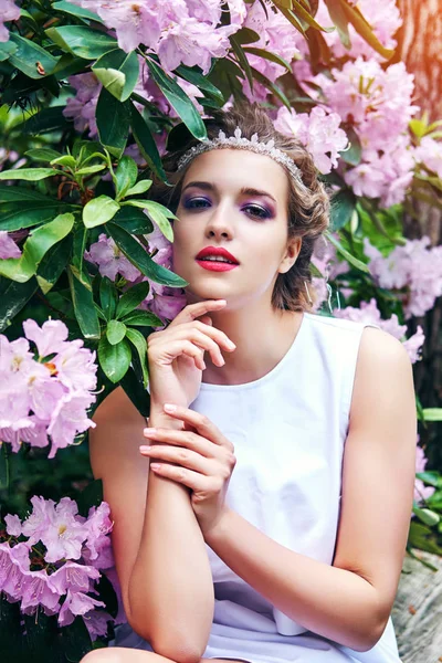 Fille en robe dans le jardin rhododendron — Photo