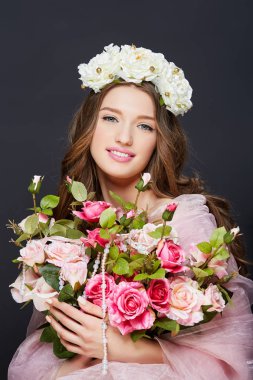 pembe makyaj ve çiçekler ile güzel kız