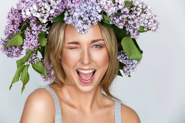 Belle fille avec couronne de fleurs sur la tête — Photo