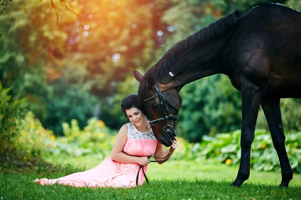 Mooi meisje in jurk met paard — Stockfoto