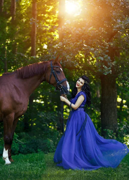 Belle fille en robe avec cheval — Photo