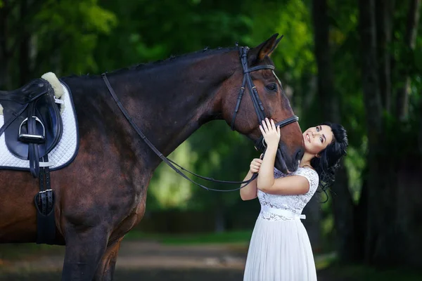 Mooi meisje in jurk met paard — Stockfoto