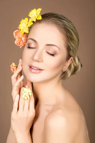 Vacker flicka med blommor på huvudet — Stockfoto