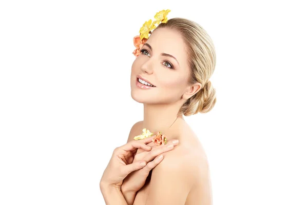 Vacker flicka med blommor på huvudet — Stockfoto
