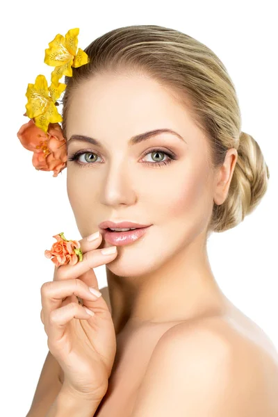 Hermosa chica con flores en la cabeza — Foto de Stock