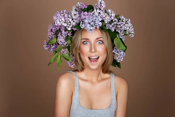 Bella ragazza con corona di fiori sulla testa — Foto Stock