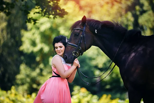 馬のドレスで美しい少女 — ストック写真