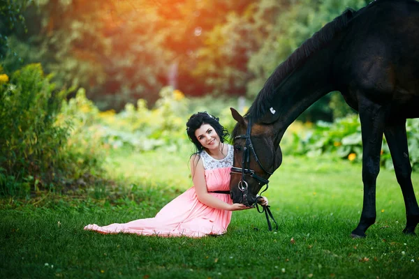 Belle fille en robe avec cheval — Photo