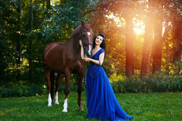 穿着马的漂亮女孩 — 图库照片