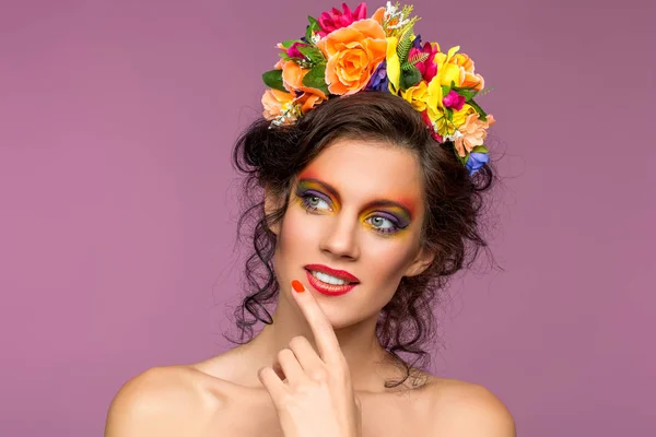 Hermosa chica con accesorios de flores — Foto de Stock