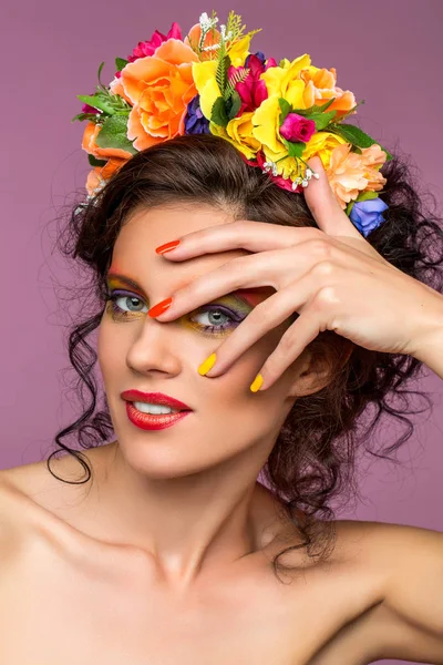 Hermosa chica con accesorios de flores — Foto de Stock