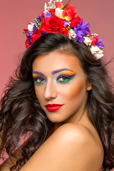 Hermosa chica con accesorios de flores — Foto de Stock