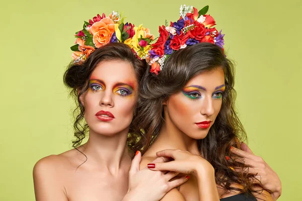Hermosas chicas con accesorios de flores — Foto de Stock