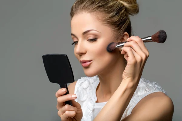 Hermosa chica aplicando maquillaje —  Fotos de Stock