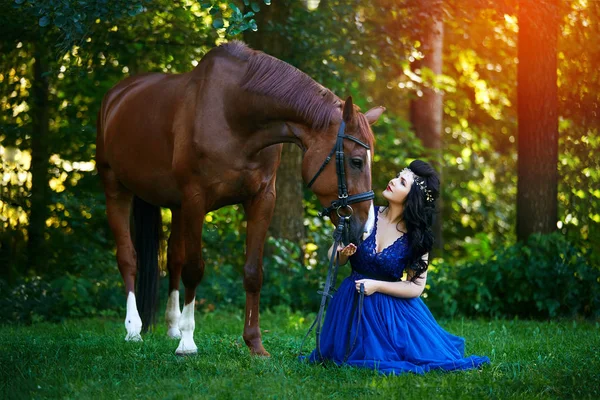 Menina bonita no vestido com cavalo — Fotografia de Stock