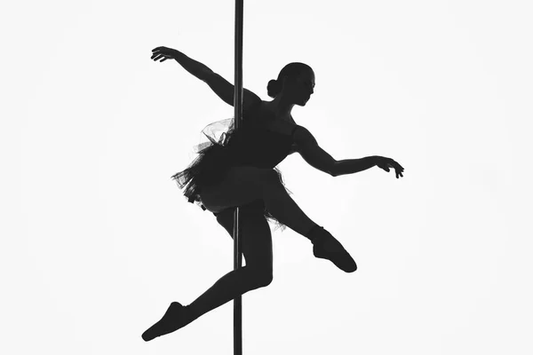 Krásné pole tanečnice dívka silueta — Stock fotografie