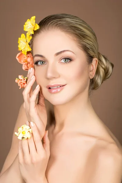 Menina bonita com flores na cabeça — Fotografia de Stock