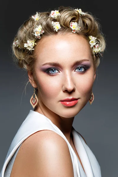 Menina bonita com flores no cabelo — Fotografia de Stock