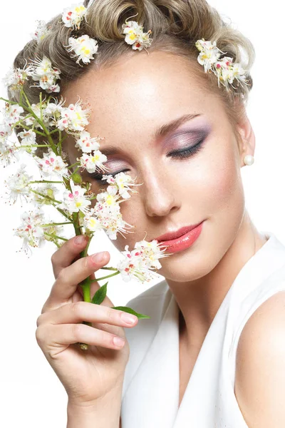 Menina bonita com flores no cabelo — Fotografia de Stock