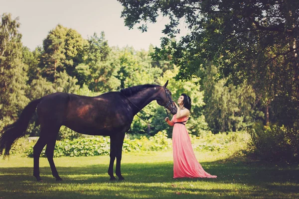 Krásná dívka v šatech s koněm — Stock fotografie