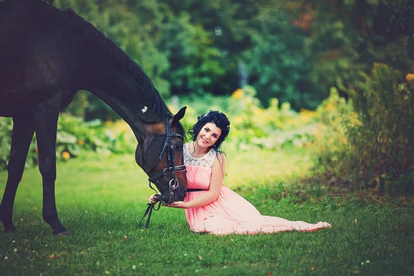 Belle fille en robe avec cheval — Photo