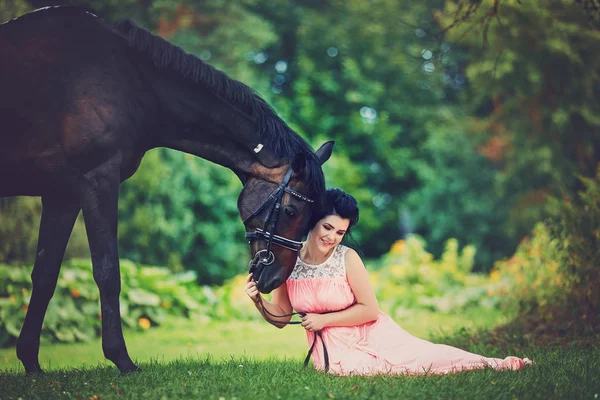 穿着马的漂亮女孩 — 图库照片