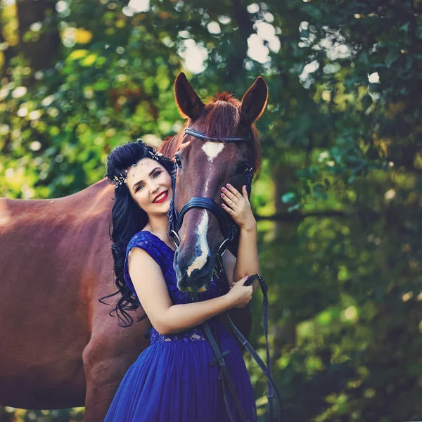 馬のドレスで美しい少女 — ストック写真