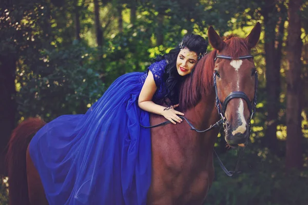 Menina bonita no vestido com cavalo — Fotografia de Stock