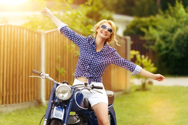 Красивая девушка на ретро мотоцикле — стоковое фото
