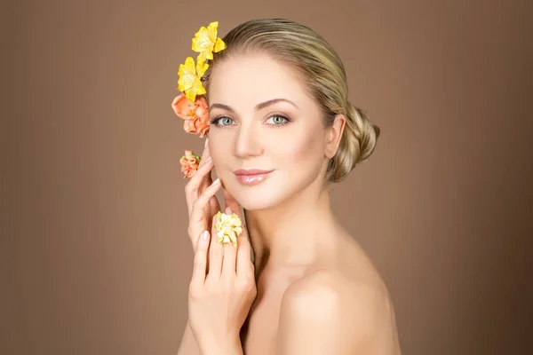 Schönes Mädchen mit Blumen auf dem Kopf — Stockfoto