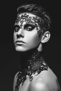 Yüzündeki dantel ile yakışıklı genç