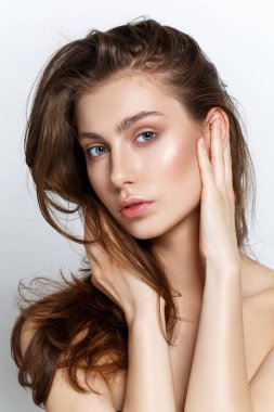 doğal makyaj ve uzun saçlı güzel kız
